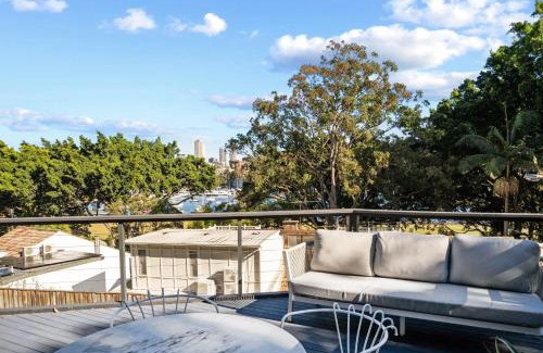 Darling Point Apartment | Executive 2BR Apt with Balcony near Yarranabbe Park