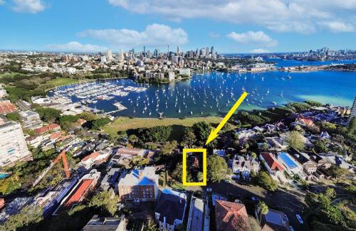 Darling Point Apartment | Executive 2BR Apt with Balcony near Yarranabbe Park