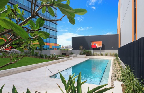 Fortitude Valley Apartment | Executive 2BR Fortitude Valley apartment with pool and views