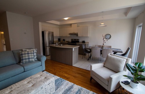 Stoney Creek House | Executive 3 Bedroom Townhome close to the lake in Stoney Creek
