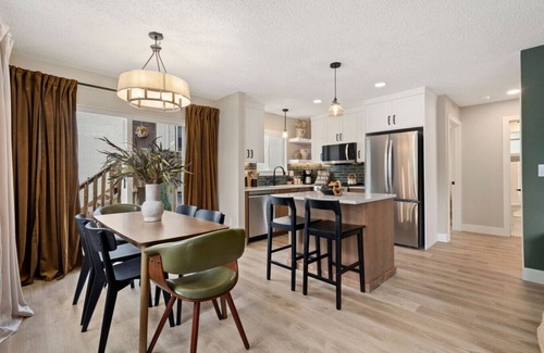 Old Prospect Apartment | Executive Excellence Near CSU | Top Level Duplex