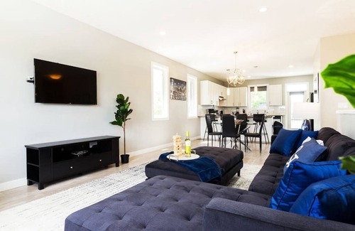 Jasper Place House | ★Executive Home★Garage⚡WiFi & NFLX ★Sanitized✔Long Stays!