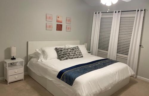 Greensboro House | Executive & Luxury 2-bedroom Townhouse with Pool