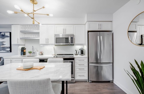Fashion District Apartment | Executive Monthly 2BR/2Bath Luxury Condo - Downtown Toronto