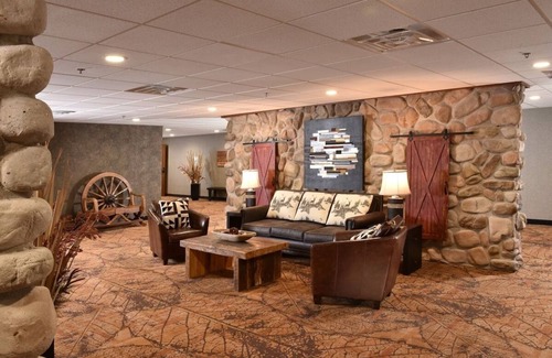 Onalaska Hotel | Expanded King with Whirlpool, Next to Mississippi River, Stoney Creek
