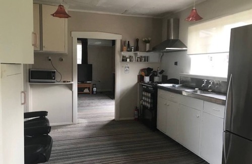 Motueka Cottage | Experience a true original Kiwi beach 'Quayside Cottage'