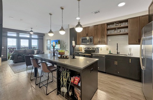 Deep Ellum Apartment | Experience Deep Ellum - Elevated FREE Parking Walk to The Factory