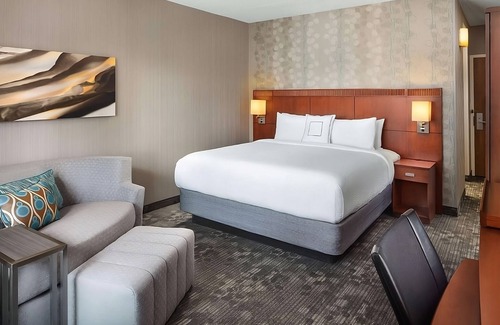 Laguna Hills Hotel | Experience Family Hotel, Seasonal Outdoor Pool in Laguna Hills, Pets are Allowed