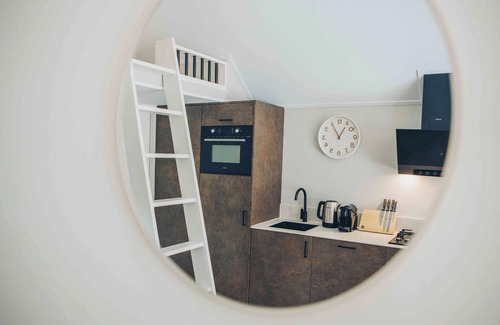 Lieren House | Experience luxury and nature in the Tiny Lodge in the Veluwe! Single-story with 2 bedrooms, a fully equipped kitchen, air conditioning, and a private hot tub in the garden.