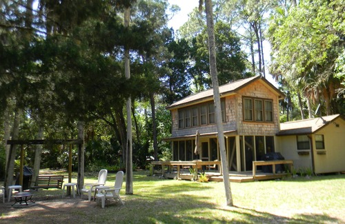 Weeki Wachee Gardens Cottage | Experience 'Old Florida' from a Charming Waterfront Cottage