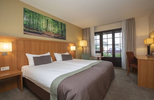 Hoevelaken Hotel | Experience Peace in Room Nestled in Nature’s Embrace Near The Mondriaan House