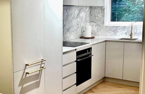 South Yarra Apartment | Experience stylish living in this chic one bedroom apartment. Perfect location