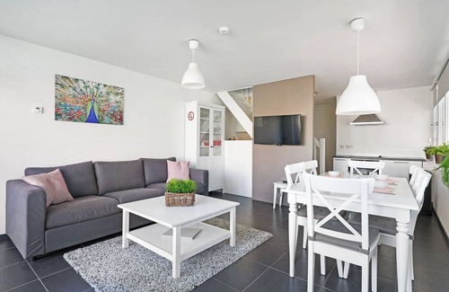 Ouddorp House | Experience the liveliness of the village of Ouddorp, but also be close to the endless natural beauties of Goeree-Overflakkee.