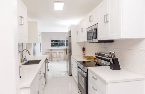 Golden Glades Bed & Breakfast | Exquisite 4-Bedroom 3 Bath Home w Heated Pool