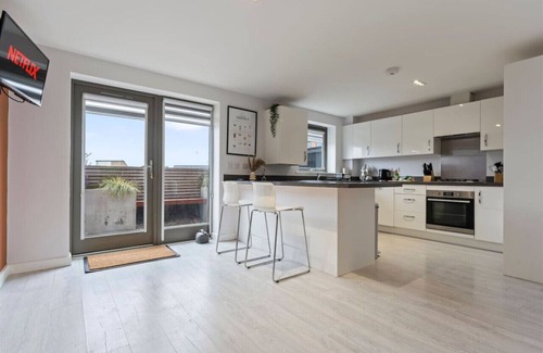 Upton House | Exquisite 7 Bedroom 5.5 Bathroom House w/Parking