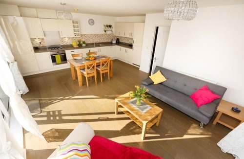Trumpington Apartment | Exquisite Addenbrookes Trumpington Apartment with Terrace, Parking & Sleeps 6