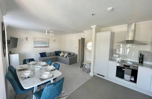 West Cliff Apartment | Exquisite apartment, stone throw from the beach. Sleeps 8, with parking