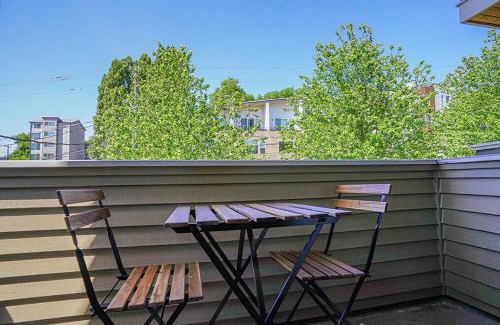 Atlantic House | Exquisite Central Townhome with Spacious Loft and Gourmet Kitchen