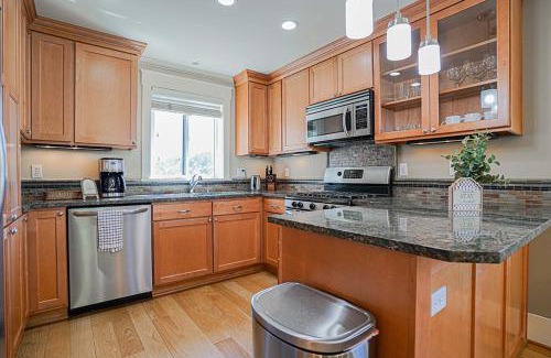 Atlantic House | Exquisite Central Townhome with Spacious Loft and Gourmet Kitchen