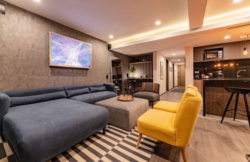 La Condesa Apartment | Exquisite Countess Haven: Luxe PH with Rooftop/Gym