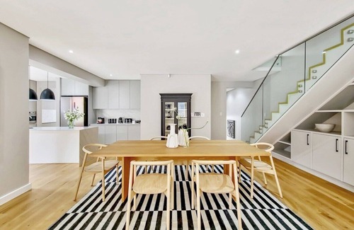 Newlands House | Exquisite Family Retreat: Luxury Villa Pool