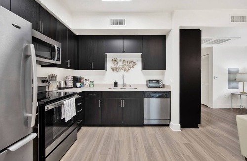 Moorpark Apartment | Extended Stay - Luxury Walk to Americana w Parking
