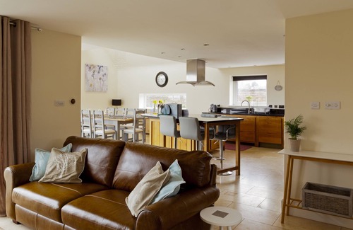 Mayfield House | Extensive 6 Bedroom Holiday Home with Stunning Views of the Mayfield Valley