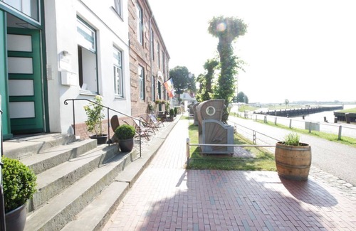 Toenning House | Extra-large double room with sofa bed + harbor view - Gästehaus Lexow