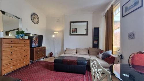 Mapesbury Bed & Breakfast | Extra Large One Bedroom Flat with Parking