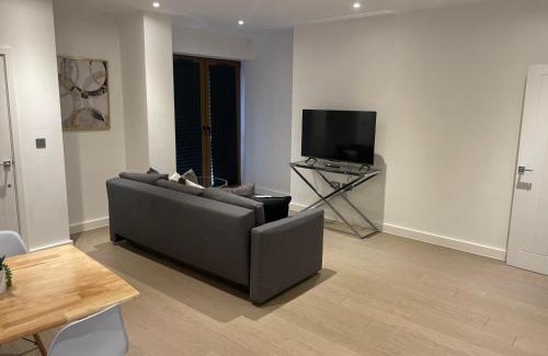 St Albans Apartment | Extra large spacious 1 Bedroom private apartment, Nr St Albans City Station, Business, contractor, Parking, WiFi