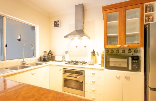 Edge Hill Apartment | Extra-spacious 2-bed at The Lakes – 4 pools, free parking, fast Wi-Fi, balconies