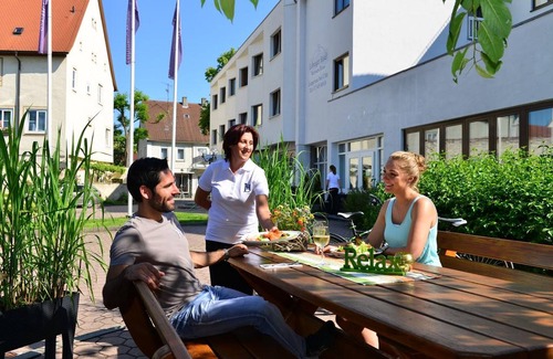 Langenau Apartment | Fünfbettzimmer mit Dusche und WC