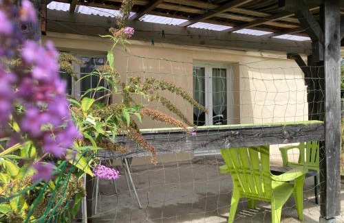 Compreignac Apartment | F1 noir/anis, avec terrasse couverte et jardin (E)