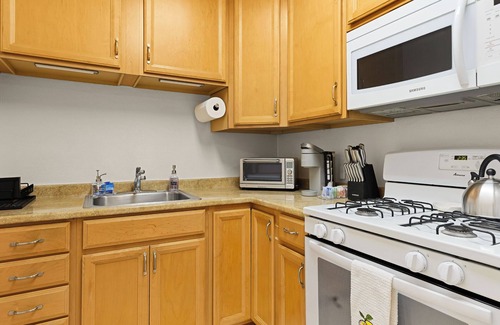 Mission Beach Apartment | F1 Racing Theme - 1 Bedroom Vacation Apartment - Top Floor with AC