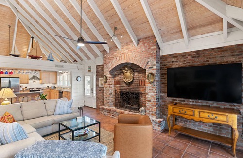 East Beach Cottage | FAB East Beach Cottage, Pets, Pool & Spa; 30 Sec to the BEACH! 6 seat golf cart!