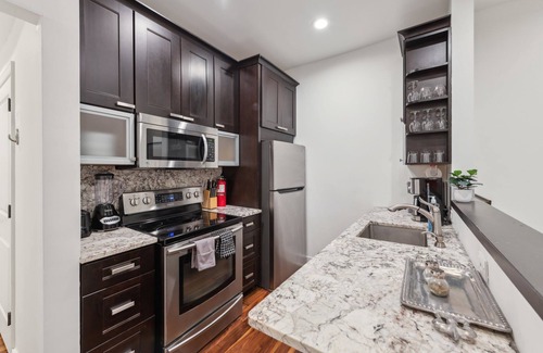 Logan Circle Apartment | FAB Logan Location- Luxury above ground with Kitchen!