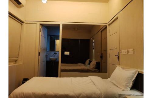 Nungambakkam Hotel | FabExpress B Zone - Nr Valluvar Kottam Monument & US Visa biometrics center and US consulate