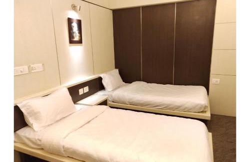 Nungambakkam Hotel | FabExpress B Zone - Nr Valluvar Kottam Monument & US Visa biometrics center and US consulate