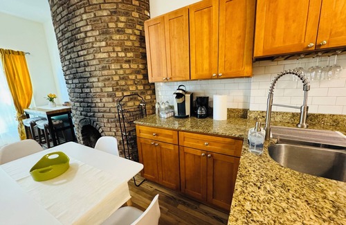 Sheffield and DePaul Apartment | Fabulous 2-bedroom apartment with AC in Chicago