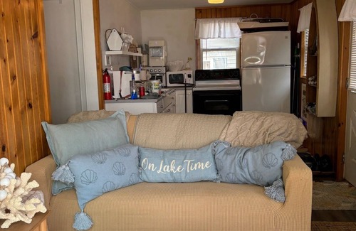 Au Gres Cottage | Fabulous 2-bedroom Lake Huron cottage in charming Au Gres + 15 mins to Tawas
