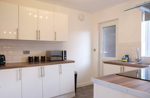 Bedford House | Fabulous 3 Bedroom Home with Parking in Bedford