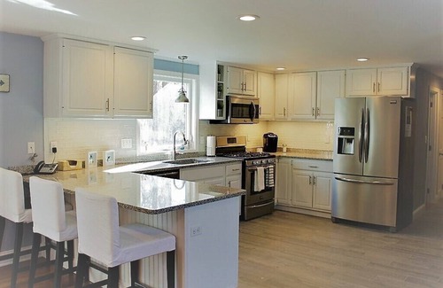 Cotuit House | Fabulous 3BR/3BA vacation house in Cotuit that sleeps 8 and only 1 mile to beach