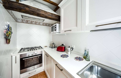 San Polo Apartment | Fabulous & ample home, sleeps 6 , 3 Ba- central Venice - CIN IT027042C2WJJLYVZD