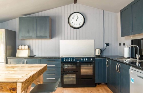 Upton Cheyney House | Fabulous cabin w/huge garden & hot tub sleeps 18