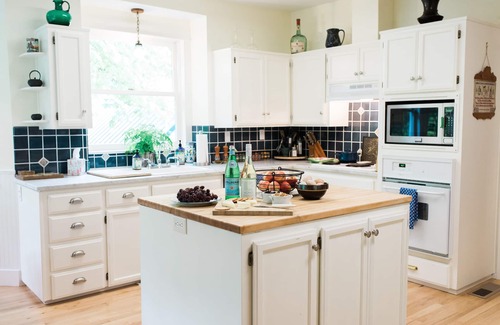 Molalla House | Fabulous Country Escape in Stylish Guest House with Private Hiking and Hot Tub.