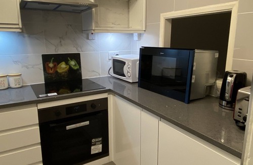 Crawley Apartment | Fabulous Crawley Apartment near L3Harris Gatwick Manor Royal Sleeps 4