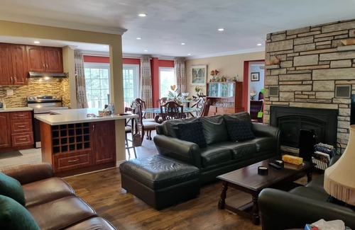 Kirkfield Cottage | Fabulous waterfront 3bdRm+ & 2wshrm Cottage in Kawartha Lakes 430' deep Yard