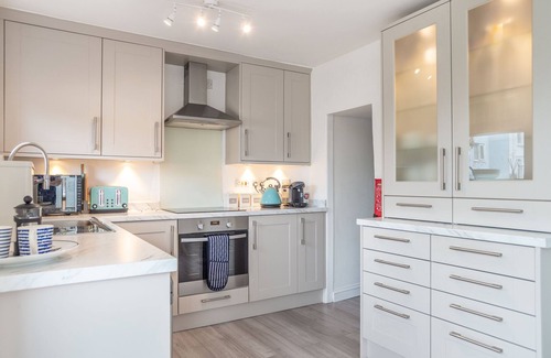 Mylor Churchtown Apartment | Fabulous well appointed refurbished apartment in central Falmouth