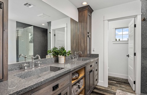 Carlton House | Fabulously Located Next to Downtown Carlton, Pet Friendly, Fire-Pit, New Décor, Walk to Everything