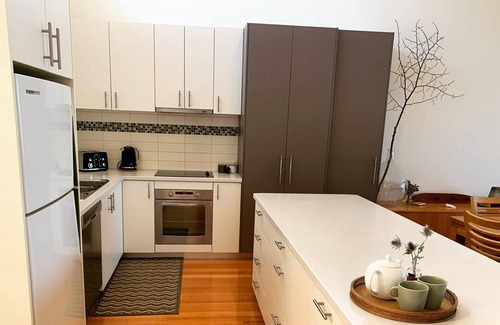 Apollo Bay House | Facing the rising sun, overlooking the ocean and hills, 3 min walk to the beach.